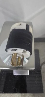 L1420P 20 AMPS 125/250 Volts Turn Lock Connector Plug 4 Prong - Imagem 1 de 4