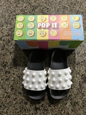 Nuevo Pop It! Sandalias Toboganes Niñas Blanco/Negro (UE) Talla 26 (US) Talla 9.5 En Caja Foto 1 de 4