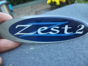 Peugeot Zest 2 Emblem/Logo, Modell 106 ? 120 MM X 34 MM. GEBRAUCHT. OLDTIMER FRANZÖSISCHER AUTO. - Bild 1 von 5