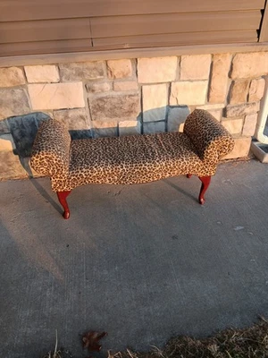 Banco tapizado grande con estampado de leopardo con brazos enrollados. Banco de extremo de cama. Foto 1 de 4