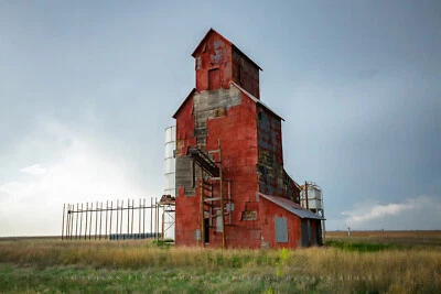 Impresión de fotografía de campo - Imagen de elevador de grano de madera antiguo en Texas Foto 1 de 4