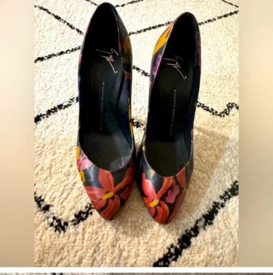 Zapatos de salón para mujer Guiseppe Zanotti de cuero floral Foto 1 de 3