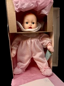 Madame Alexander 29200 rosa karierte Huggums 12 Zoll Vinyl & weicher Stoffkörper Baby Puppe - Bild 1 von 7