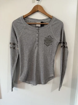 Top Harley Davidson para mujer talla grande pequeño tejido gofre Henley adornado motociclista Foto 1 de 4