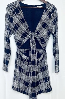 Romper quadriculado Lucy Paris azul marinho e branco tamanho pequeno gravata frontal recortada manga longa - Imagem 1 de 4