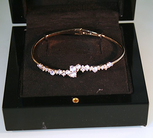 Bracciale Givenchy tono oro sparso a grappolo cristallo con cerniera 7"