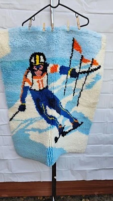 Alfombra colgante de pared vintage bloqueada a mano escena de esquí 29" X 37" - año azul y naranja Foto 1 de 4