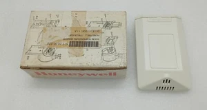 Honeywell T7412A1026 Room Temperature Sensor - Picture 1 of 10