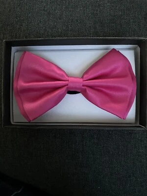 NUEVO Esmoquin Rosa Caliente 5” Pajarita Prendas para el Cuello Estilo Brillante Look Pajarita Envío Gratis Foto 1 de 3