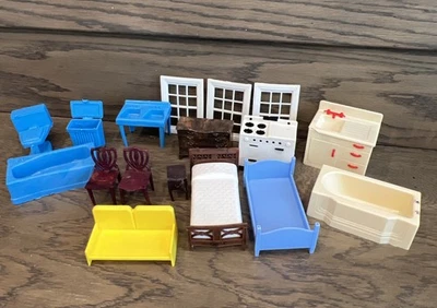 Lote de 16 piezas de muebles para casa de muñecas Renwal de colección Foto 1 de 4