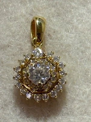 Colgante estilo antiguo de moissanita esterlina JTV: increíble y brillante Foto 1 de 3