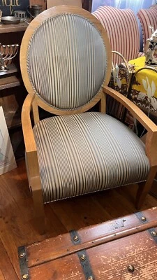 Sillón Medallón Estilo Francés Elegante Posiblemente J. Robert Scott/Sin Letrero Foto 1 de 4