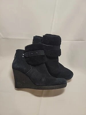 Bota de cuña UGG Antonia negra de gamuza con puños de piel talla 8 Foto 1 de 4