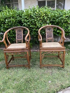 Vintage Pair Of Asian Horse Shoe Shape Chair With Wooden Carved Figure - Picture 1 of 12
