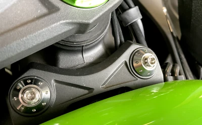 SUZUKI GSXR750 1996-2005 FUEL TANK RETAINER BOLTS KIT TITANIUM GR5 Foto 1 de 4