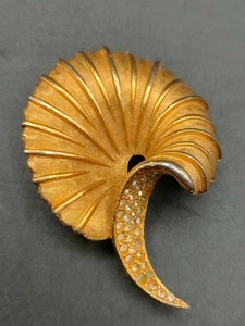 Vintage goldfarbene Muschel Schnörkel Brosche - strukturiertes Wirbel Design, 6 cm Statement Pin - Bild 1 von 5
