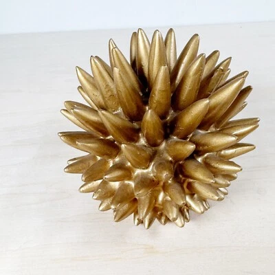 "Erizo de mar Nate Berkus Spikey dorado latón tamaño 5,5""x4,5"" resina mediados de siglo mod" Foto 1 de 4