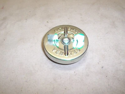 Tapa de gasolina NOS "SM" - 1953 a 64 autos Chevrolet, Corvette, Pontiac - G-40  Foto 1 de 3