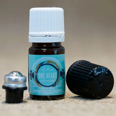 Young Living одно сердце 5 мл эфирное масло + ролик новый нераспечатанный Бесплатная доставка 24 часа - Изображение 1 из 2