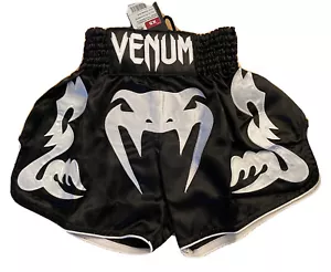 NUOVI pantaloncini Venum Bangkok Inferno Muay Thai - Bianco/Nero XS Boxing Fight Wear - Foto 1 di 12