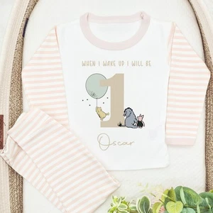 Pijama de cumpleaños personalizado When I Wake clásico Pooh Bear beige unisex - Imagen 1 de 5