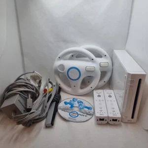 Nintendo Wii Konsole Konvolut 2 Controller, 2 Räder, Mario Kart, Ready To Play!! - Bild 1 von 18