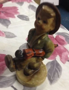 Figura de colección Hummel niño viajero feliz caminando con paraguas Goebel #109 - Imagen 1 de 2