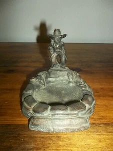 COWBOY DISEGNA LA SUA PISTOLA POSACENERE ANNI '900 - Foto 1 di 2
