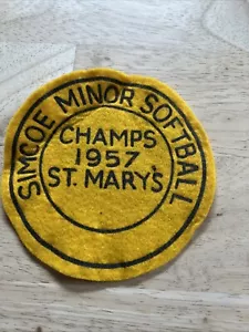 Patch feltro vintage "RARO" 1957 Simcoe Minor Softball CHAMPS ST.MARYS Canada - Foto 1 di 8