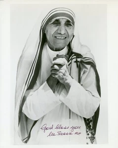 Mother Teresa ~ Signed Autographed Praying Photo "God Bless You" ~ PSA DNA & JSA - Picture 1 of 4