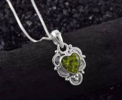 Belleza Colgante Elegante 2.00Ct Peridoto Simulado Chapado en Oro Blanco 14K Corte Corazón Foto 1 de 4