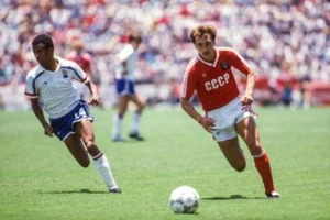 Jean Tigana Of France & Sergei Aleinikov Soviet Union 1986 OLD FOOTBALL PHOTO 2 - Picture 1 of 1