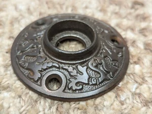 Antiguo escudo roseta de hierro fundido decorativo de 2 1/16" para perilla de puerta - Imagen 1 de 8