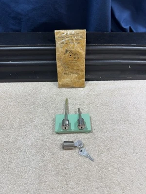 ВИНТАЖНЫЙ ~ НОВЫЙ ИЗ СТАРЫХ ЗАПАСОВ ~ 1937-46 FORD/41-46 РТУТНЫЙ ЗАМОК ЗАЖИГАНИЯ/ДВЕРНОЙ ЗАМОК ЦИЛИНДРЫ И КЛЮЧИ - Изображение 1 из 4