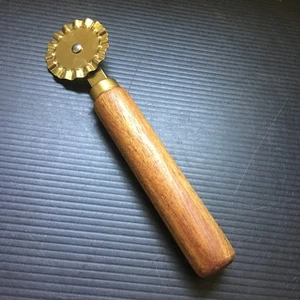 Vintage 1990er Messing geriffelt Rad Schneider für Nudel Gebäck & Ravioli mit Holzgriff - Bild 1 von 4