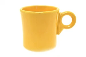 Taza de taza de mango de anillo vintage Fiestaware Fiesta HLC 3" oro amarillo caléndula - Imagen 1 de 2