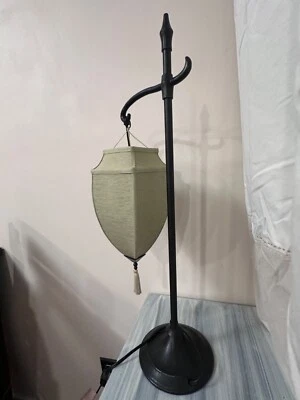 Pottery Barn ~ Medina ~ Lámpara de mesa ~ Pantalla bronceada con borlas Foto 1 de 4