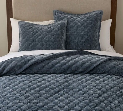 Edredón artesanal de celosía de terciopelo Pottery Barn Foto 1 de 4