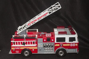 TONKA HASBRO 1992 FIRE DEPARTMENT 88 AERIAL LADDER FIRE TRUCK FUNRISE INC. - Picture 1 of 12