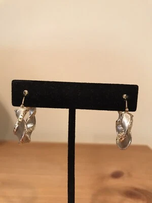 Pendientes de aro retorcidos de 2 tonos talla satinada y diamante 14K 1 pulgada Italia Milor Foto 1 de 4