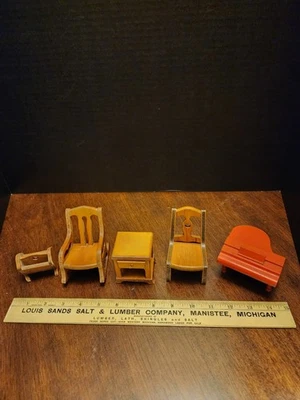 Muebles de madera vintage para casa de muñecas Foto 1 de 4