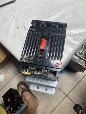 GE THED136070 Circuit Breaker 70 Amp 600 Volt 3 Pole Black 25 Pre Owned #1 - Image 1 of 4