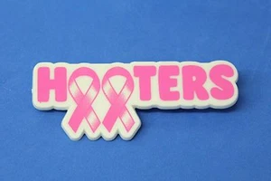 HOOTERS RESTAURANTE NIÑA PIN DE SOLAPA DE CONCIENCIACIÓN SOBRE EL CÁNCER DE MAMA (ROSA Y BLANCO) - Imagen 1 de 2
