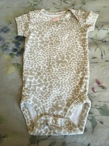 Kurzarm Einteiler Newborn Carter's hellbraun Herzen - Bild 1 von 3