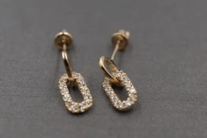 Lindo pendiente pequeño de perno prisionero de seguridad con clip de papel circonita cúbica de oro amarillo macizo de 14K. - Imagen 1 de 9