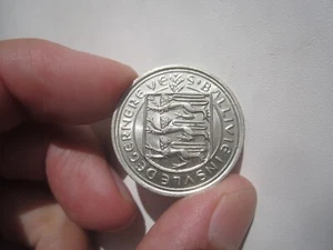 SCHÖNE GRADE 1977 GUERNSEY 10 PENCE - Bild 1 von 2