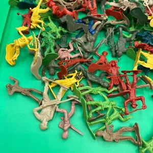 Figuras de acción vintage de vaqueros, indios y militares de plástico promedio de 2". - Imagen 1 de 12