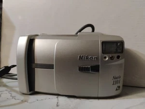 RARA Cámara fotográfica Nikon Nuvis 110i APS Point Shoot 35 mm con correa no probada como está - Imagen 1 de 4