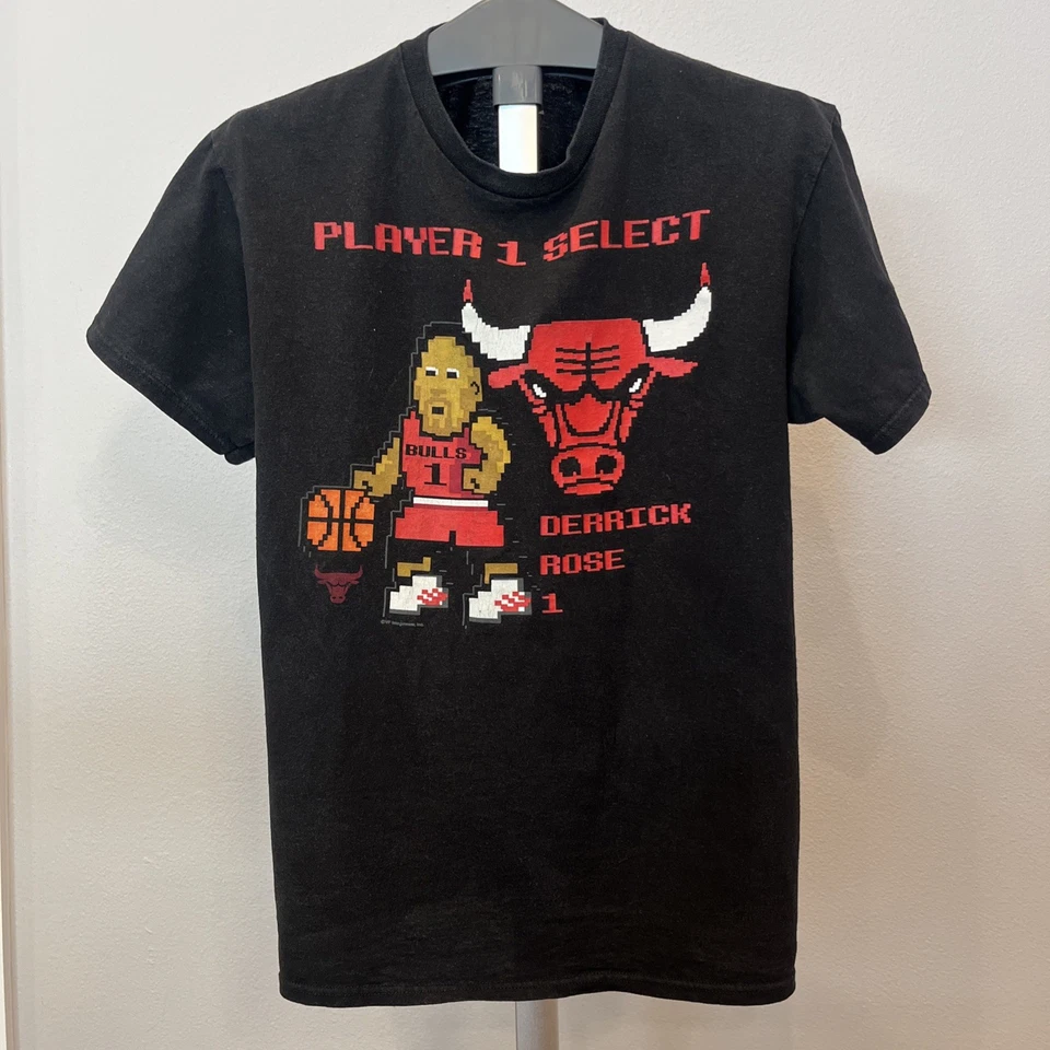 Camiseta Chicago Bulls Derrick Rose vintage Y2K Majestic NBA basquete 16 bits média - Imagem 1 de 4