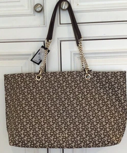 DKNY MUJER MEDIANO CLARYCE TOTE con TARJETERO MARRÓN LOGOTIPO ESTAMPADO $268 NUEVO CON ETIQUETAS - Imagen 1 de 7